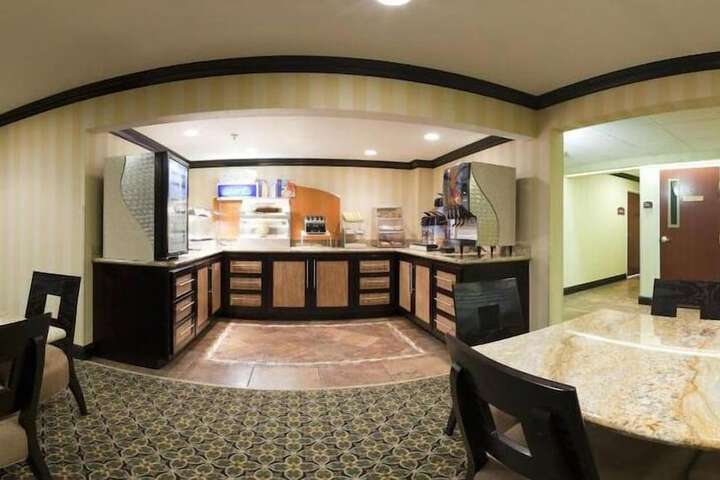 Holiday Inn Express Hotel & Suites Wabash by IHG