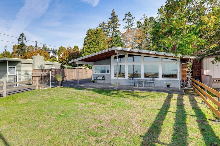 Bayfront Retreat w / Private Beach in Birch Bay
