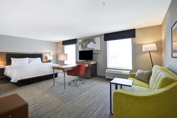 Hampton Inn & Suites Detroit / Warren