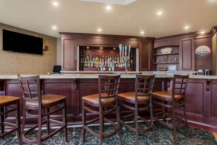Lounge 105 of 118