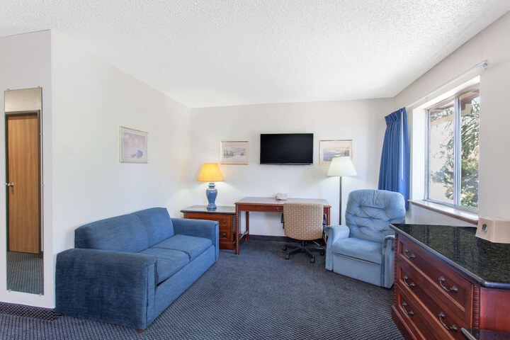 Room 8 of 12