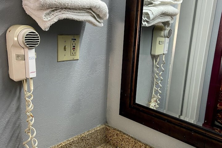 Room 12 of 25