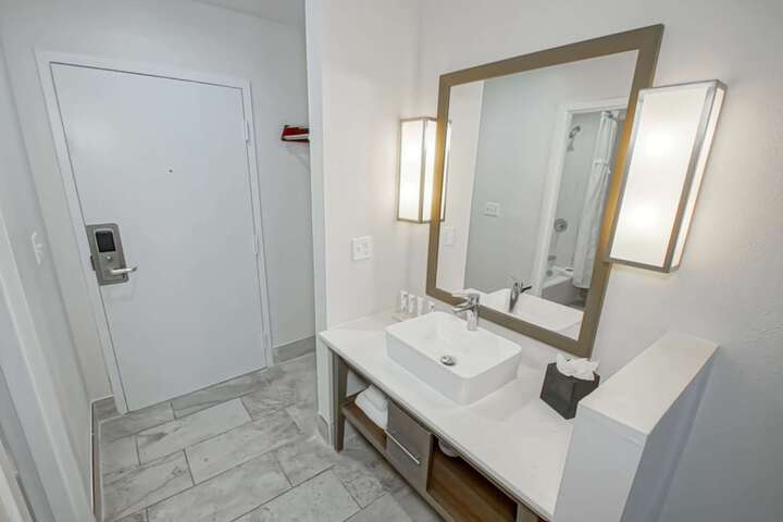 Room 33 of 46