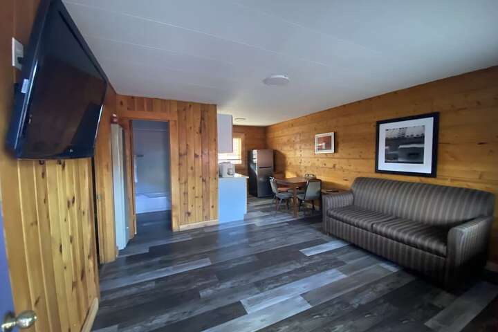 Lounge 102 of 110