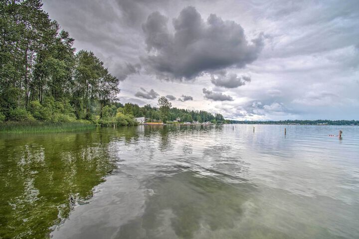 Charming Updated Retreat Walk to Lake Stevens!