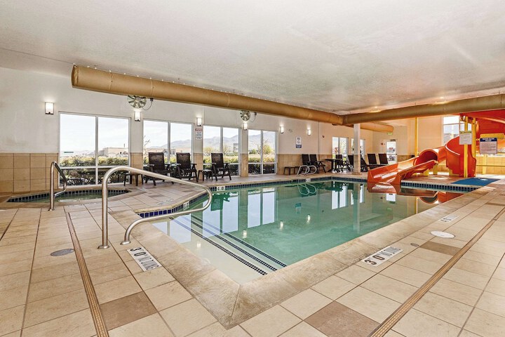 Comfort Inn & Suites Logan Near University