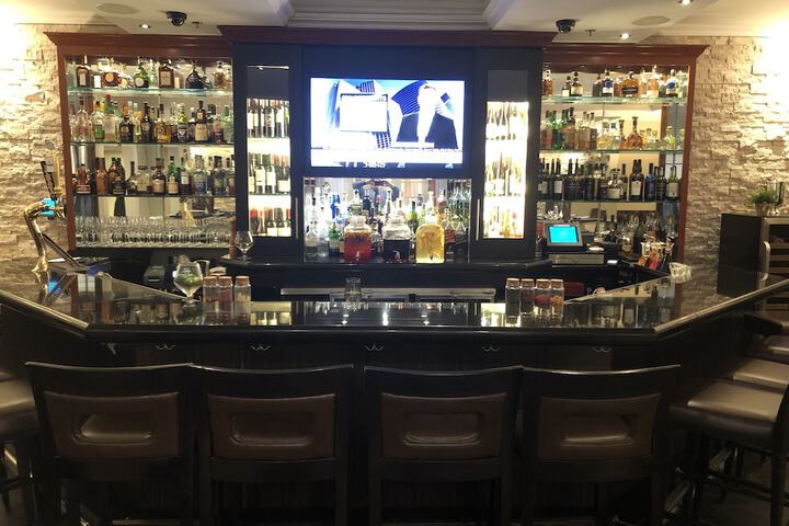 Lounge 112 of 117