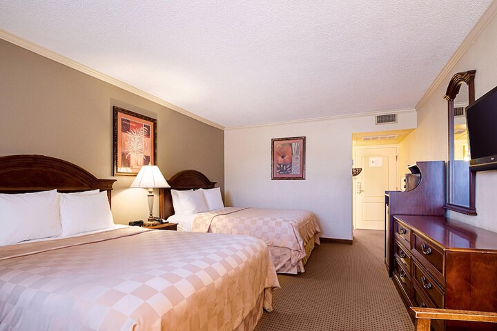 Clarion Inn Garden City