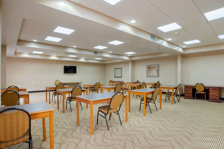 Comfort Suites Fultondale I-65 near I-22