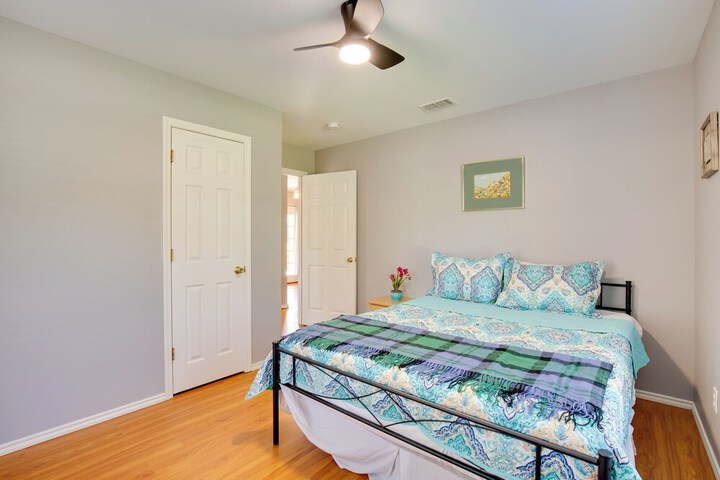 Waterfront Lake Fork Getaway w / Dock Access