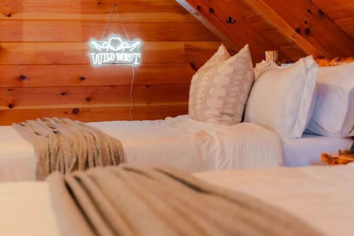 Sleeps 16! Luxury Cabin With Game Room & Hot Tub
