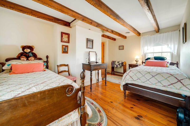 Terre Haute Manor Farmhouse w / Gardens & Deck!
