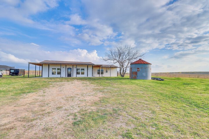 Modern Farmhouse in Del Valle: Rural Setting!