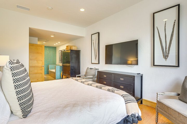 Near Trail: Dtwn Eagle Ranch Condo w / Balcony