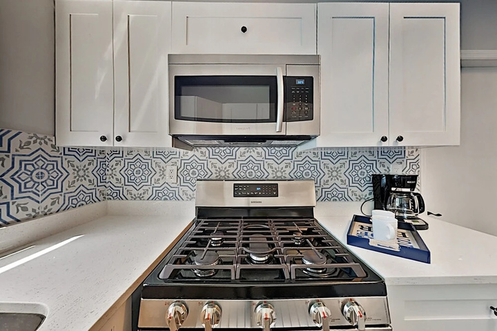 Charming Getaway W / New Kitchen & Private Backyard 3 Bedroom Home