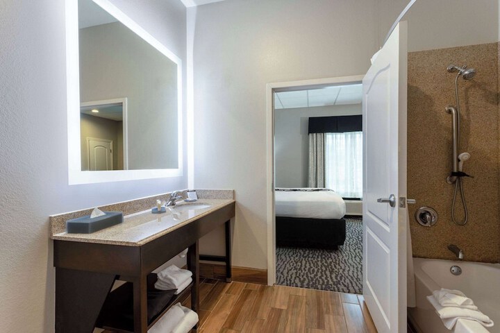 Room 27 of 49