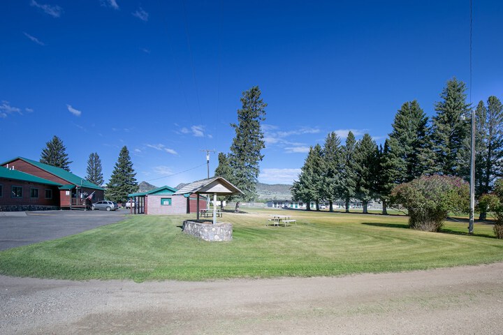 Sportsmans Lodge