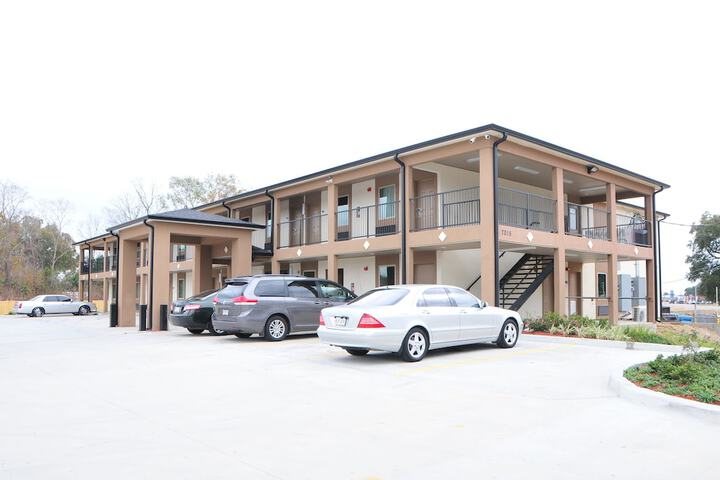 Paradise Inn & Suites