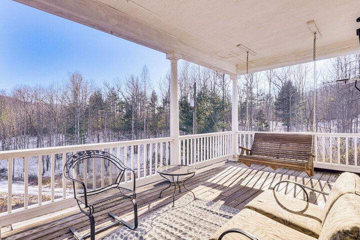 Family Home w / Game Room & Decks in Etlan!