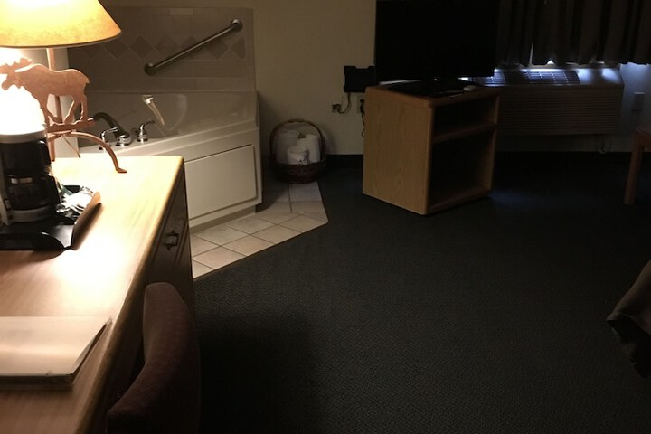 Moose Lake Lodge & Suites