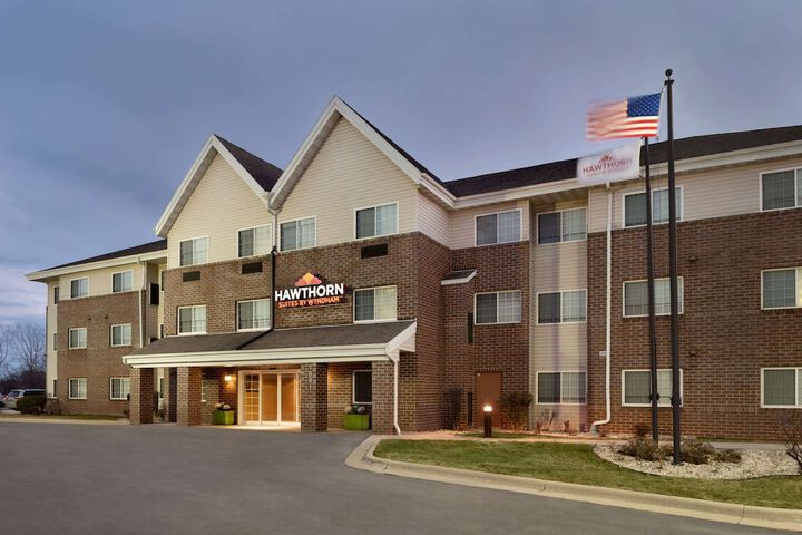 Hawthorn Extended Stay by Wyndham Milwaukee Airport