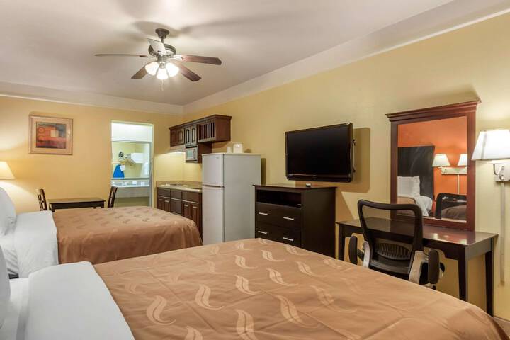 Quality Inn & Suites at the Outlets Mercedes / Weslaco