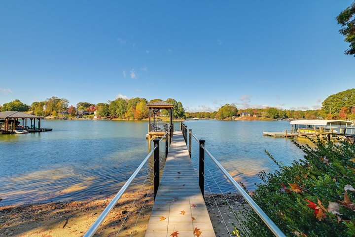 Spacious Lake Norman Retreat w / Boat Ramp!