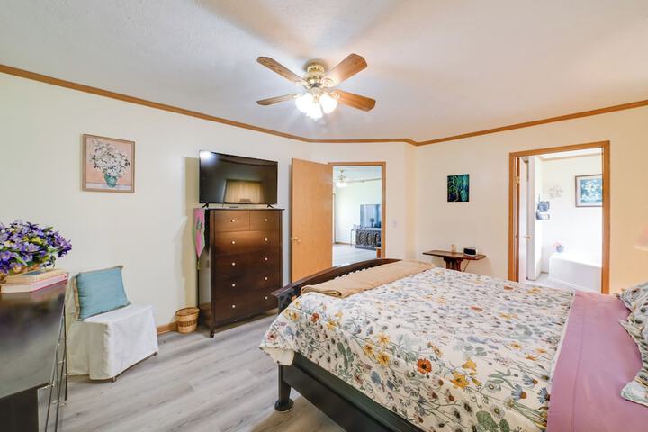 Warm & Inviting Family Home - 2 Mi to Golf Course!
