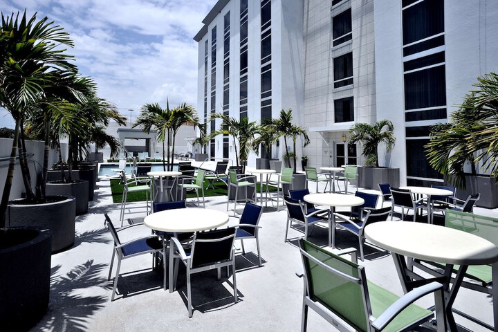 Hotel Dello Ft. Lauderdale Airport Tapestry Collection by Hilton