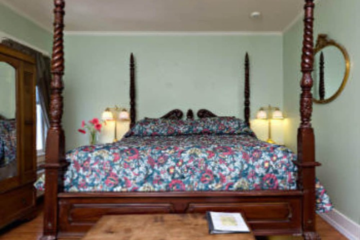 Room 32 of 74