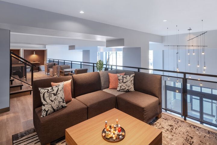 Lounge 74 of 84