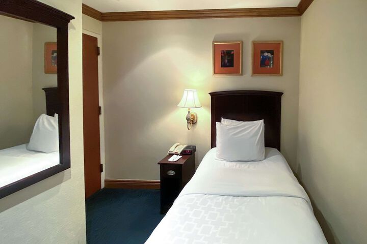 Room 15 of 33