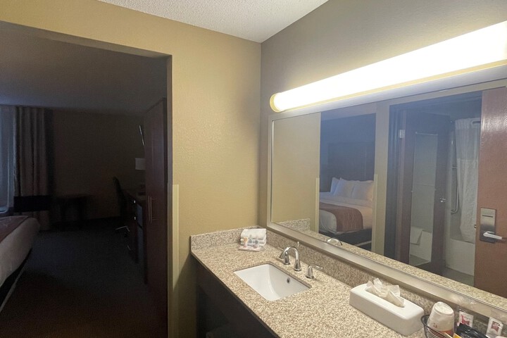 Room 17 of 46