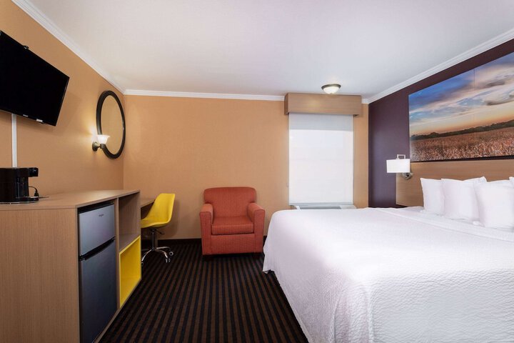 Days Inn by Wyndham Anderson IN
