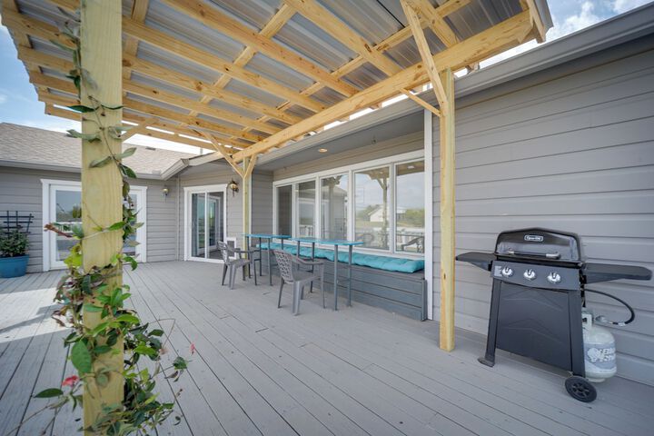 Pet-friendly Texas Retreat w / Deck & Gas Grill!