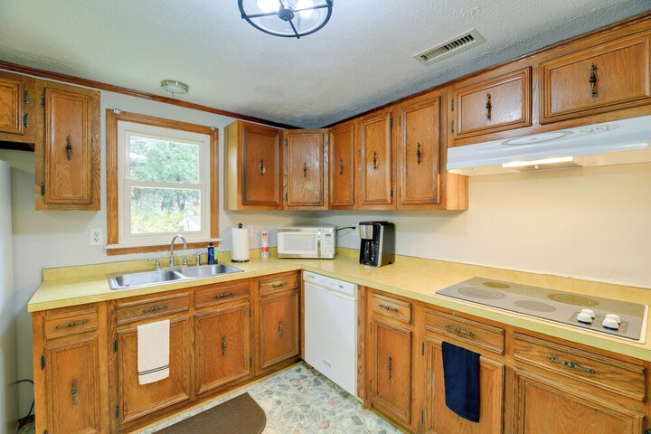 Bluefield Home w / Covered Deck - Near Parks!