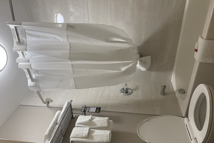 Room 6 of 17