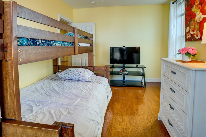 Inviting Connellsville Getaway w / Deck!