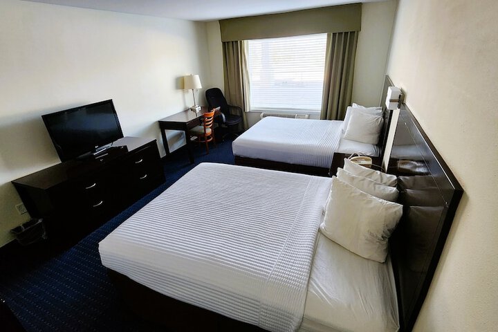 Room 10 of 33