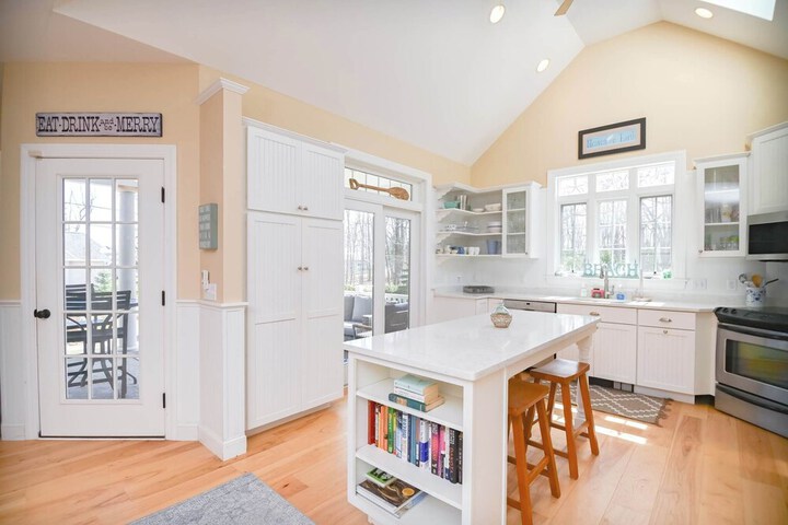 Stunning 5 Bdr Walk to York Harbor Beach!