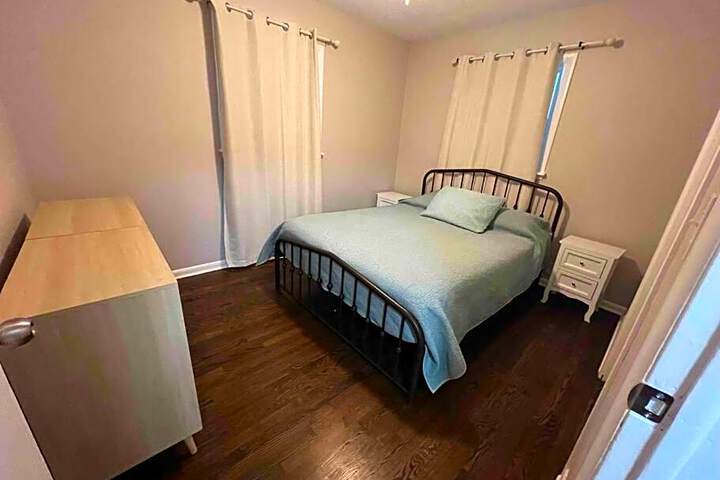 Modern & Cozy 2 bedroom home near downtown Shawnee