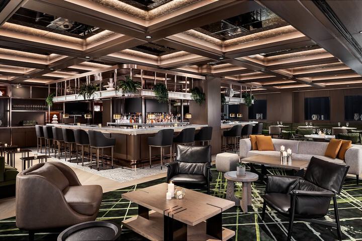 Lounge 102 of 118