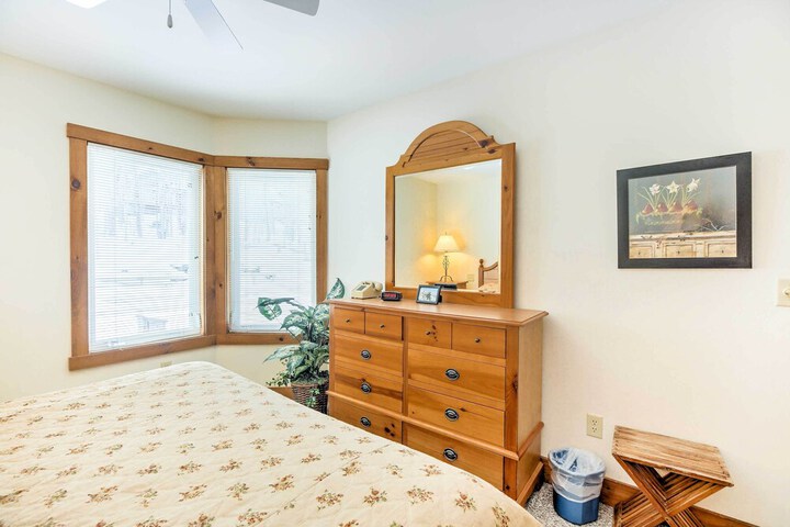Inviting Ski-in / ski-out Condo at Jay Peak Resort!