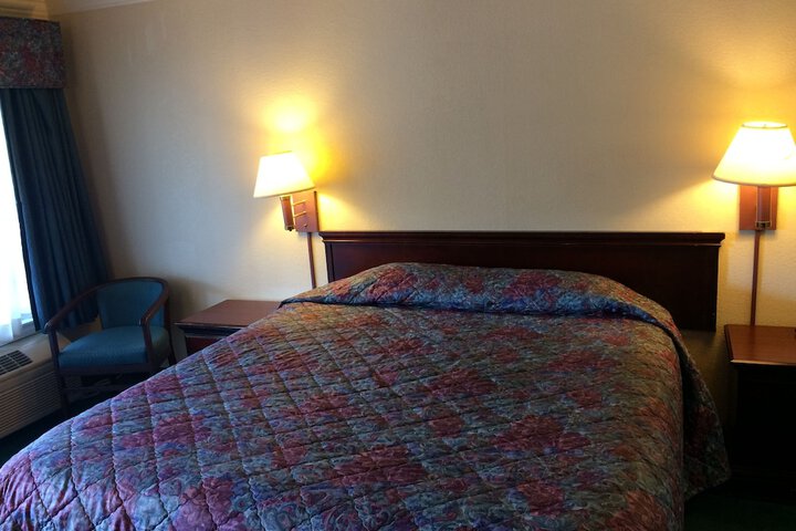 Room 10 of 16