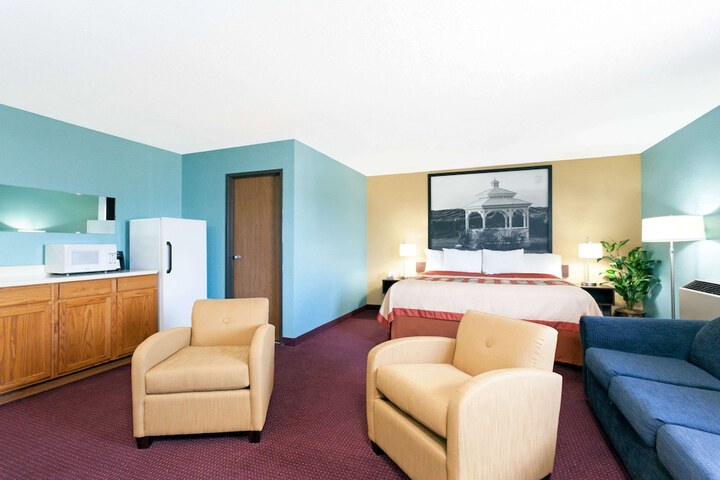Room 6 of 18