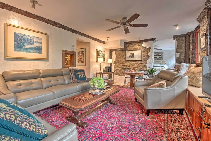 Lakefront Poconos Retreat w / Hot Tub Near Hiking!