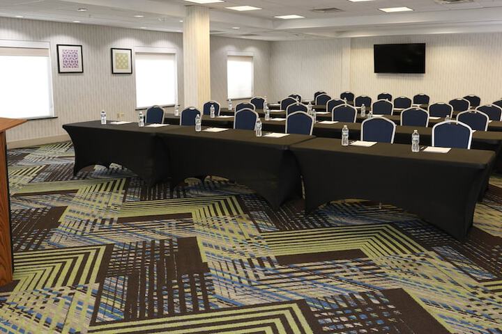 Holiday Inn Express & Suites Waukegan by IHG