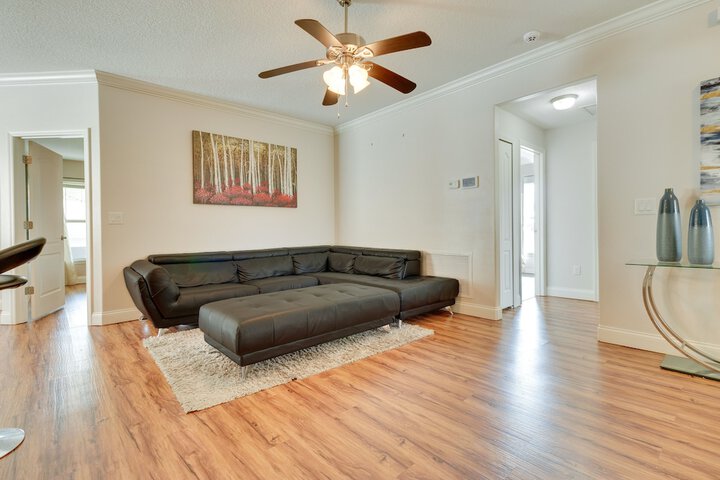 Charming Leesburg Getaway w / Screened Porch!