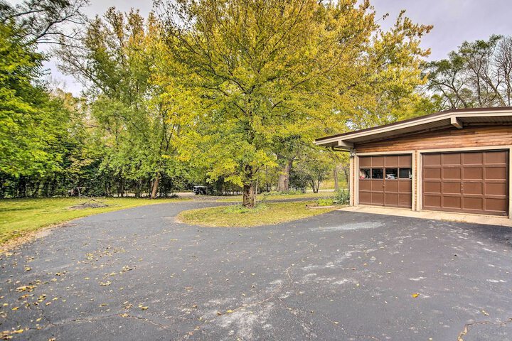 Fenced Yard: Fox River Grove Home Dogs Welcome