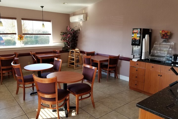 Super 8 by Wyndham Bellingham Airport / Ferndale